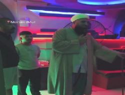 Mut'ta Gazinoya giden tebliğci sahnede mikrofonu eline alıp nasihat verdi